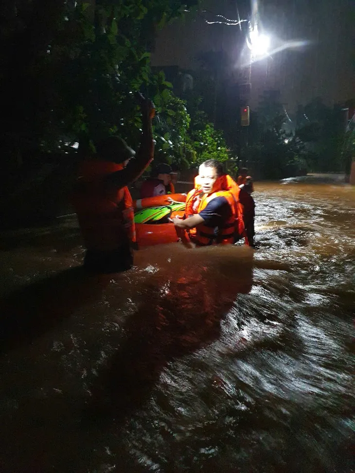 Công an Thái Nguyên ứng phó khẩn cấp với mưa lũ, ngập lụt diện rộng - Ảnh 2.