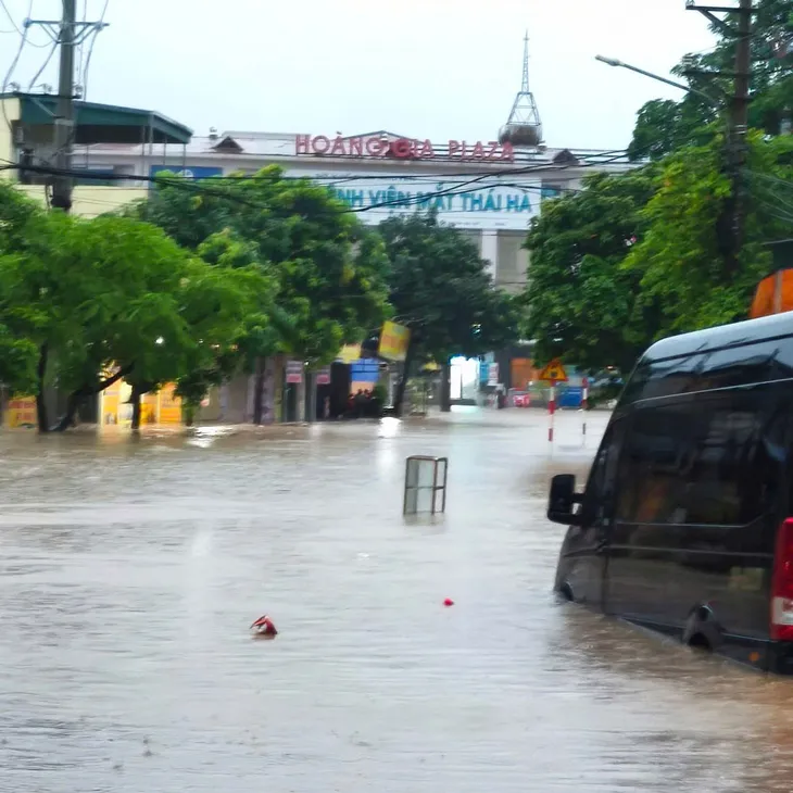 Mưa lớn gây ngập úng diện rộng tại Thái Nguyên, giao thông tê liệt - Ảnh 2.
