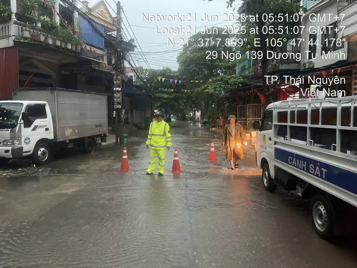 Công an Thái Nguyên ứng phó khẩn cấp với mưa lũ, ngập lụt diện rộng - Ảnh 1.