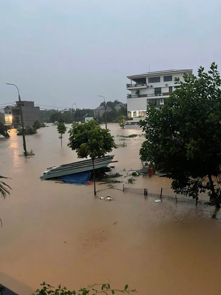 Mưa lớn gây ngập úng diện rộng tại Thái Nguyên, giao thông tê liệt - Ảnh 4.