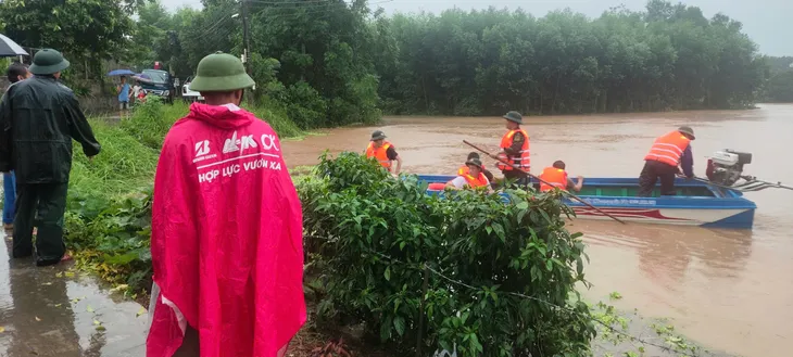 Công an Thái Nguyên ứng phó khẩn cấp với mưa lũ, ngập lụt diện rộng - Ảnh 4.