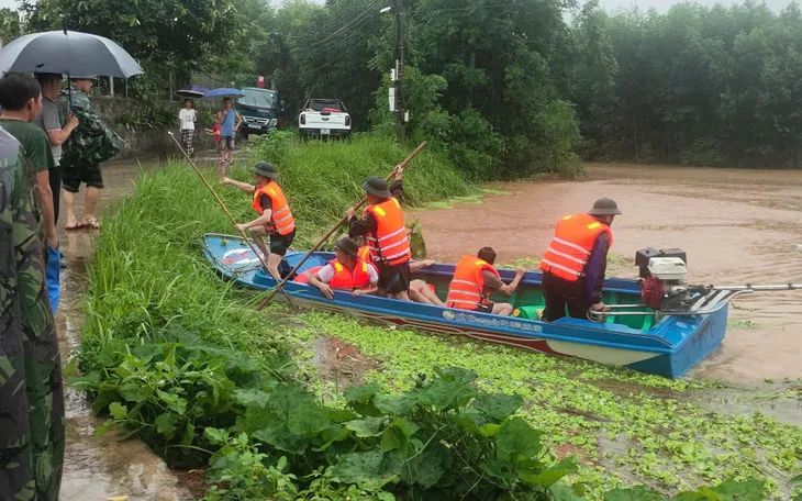 Lực lượng Công an Thái Nguyên ứng phó khẩn cấp với mưa lũ, ngập lụt diện rộng. Lực lượng Công an Thái Nguyên ứng phó khẩn cấp với mưa lũ, ngập lụt diện rộng.