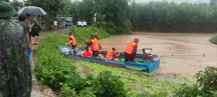 Công an Thái Nguyên ứng phó khẩn cấp với mưa lũ, ngập lụt diện rộng - Ảnh 5.