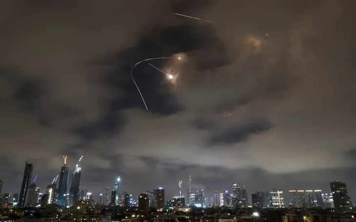 Hệ thống phòng không của Israel khai hỏa đánh chặn tên lửa từ Iran tại Tel Aviv, Israel, ngày 21/6 (Ảnh: AP) Hệ thống phòng không của Israel khai hỏa đánh chặn tên lửa từ Iran tại Tel Aviv, Israel, ngày 21/6 (Ảnh: AP)