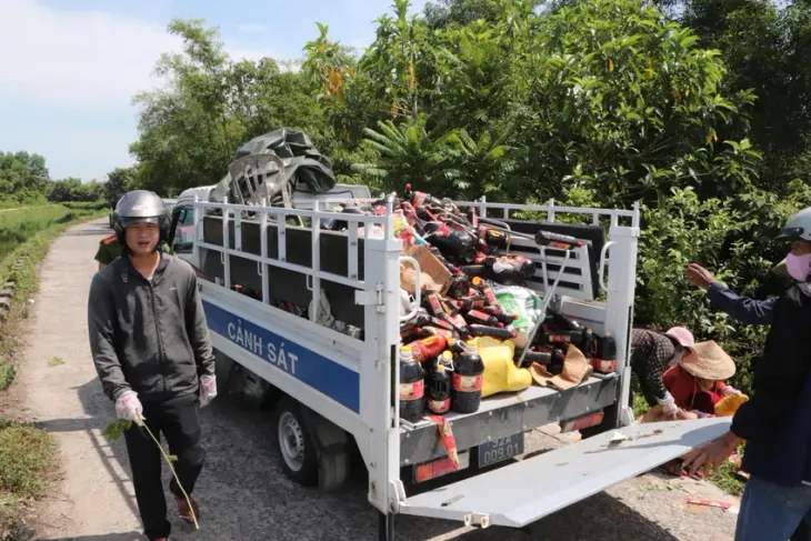 Hàng nghìn chai nước mắm bị vứt trong bụi rậm: Triệu tập 2 người lên làm việc - Ảnh 1.