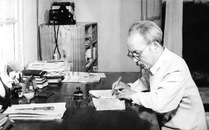 Chủ tịch Hồ Chí Minh - Người thầy vĩ đại của những người làm báo cách mạng Việt Nam. (Ảnh: Tư liệu TTXVN) Chủ tịch Hồ Chí Minh - Người thầy vĩ đại của những người làm báo cách mạng Việt Nam. (Ảnh: Tư liệu TTXVN)