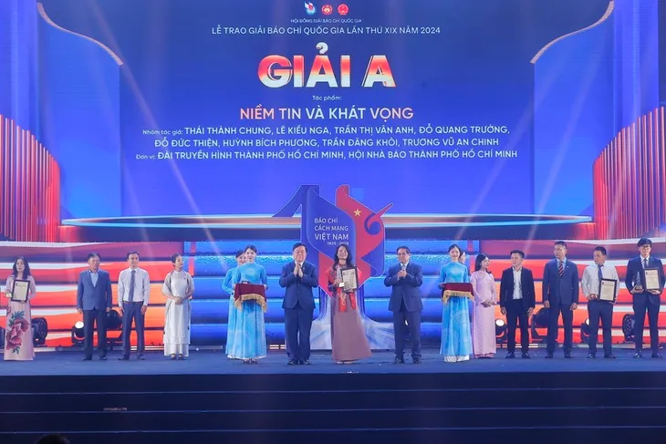Lễ trao Giải Báo chí Quốc gia lần thứ 19: Tôn vinh 13 Giải A, 27 Giải B, 49 Giải C- Ảnh 2. Lễ trao Giải Báo chí Quốc gia lần thứ 19: Tôn vinh 13 Giải A, 27 Giải B, 49 Giải C- Ảnh 2.