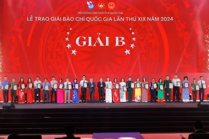 Lễ trao Giải Báo chí Quốc gia lần thứ 19: Tôn vinh 13 Giải A, 27 Giải B, 49 Giải C- Ảnh 3. Lễ trao Giải Báo chí Quốc gia lần thứ 19: Tôn vinh 13 Giải A, 27 Giải B, 49 Giải C- Ảnh 3.