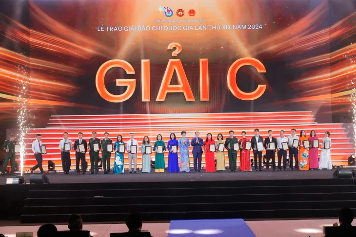 Lễ trao Giải Báo chí Quốc gia lần thứ 19: Tôn vinh 13 Giải A, 27 Giải B, 49 Giải C- Ảnh 4. Lễ trao Giải Báo chí Quốc gia lần thứ 19: Tôn vinh 13 Giải A, 27 Giải B, 49 Giải C- Ảnh 4.