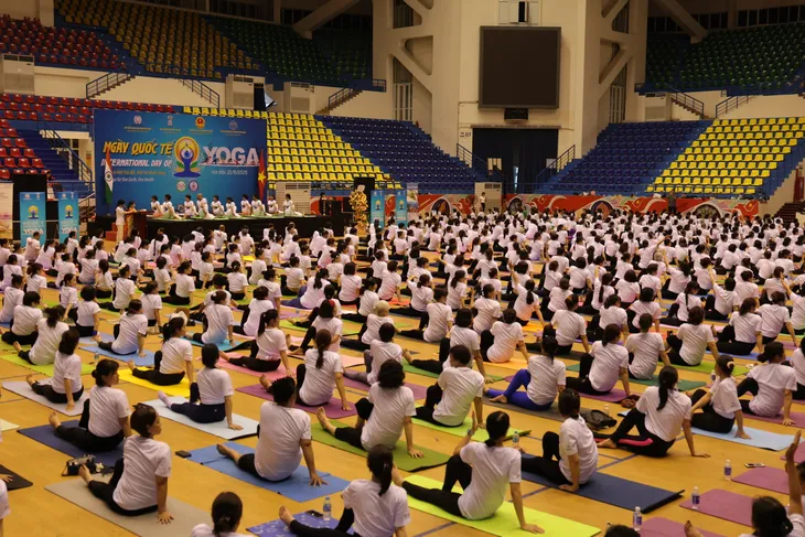 1.000 người đồng diễn Ngày Yoga quốc tế 2025 tại Hà Nội   - Ảnh 1.