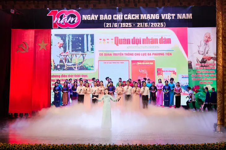 Sao mai Nguyễn Thu Hằng và dàn nghệ sĩ hát mừng kỷ niệm 100 năm Ngày nhà báo Việt Nam - Ảnh 1.