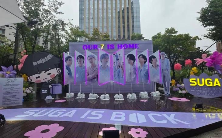 Người hâm mộ chào đón sự trở lại của Suga cũng là đánh dấu sự đoàn tụ của BTS sau 2 năm các thành viên thực hiện nghĩa vụ quân sự bắt buộc. (Ảnh: Sen X) Người hâm mộ chào đón sự trở lại của Suga cũng là đánh dấu sự đoàn tụ của BTS sau 2 năm các thành viên thực hiện nghĩa vụ quân sự bắt buộc. (Ảnh: Sen X)