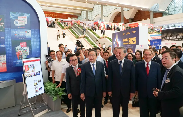 Tổng Bí thư Tô Lâm tới thăm gian hàng VTV tại Hội báo Toàn quốc năm 2025 - Ảnh 3.