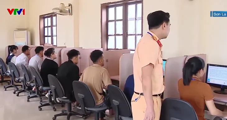 Sắp thi lái xe theo bộ đề sát hạch lý thuyết mới - Ảnh 1.