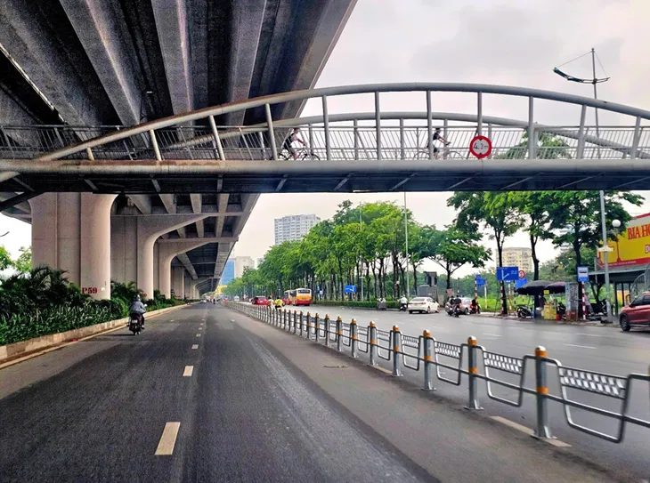 Hà Nội phân làn cứng phương tiện từ 1/7: Đường thông, giao thông bớt "lộn xộn" - Ảnh 2.