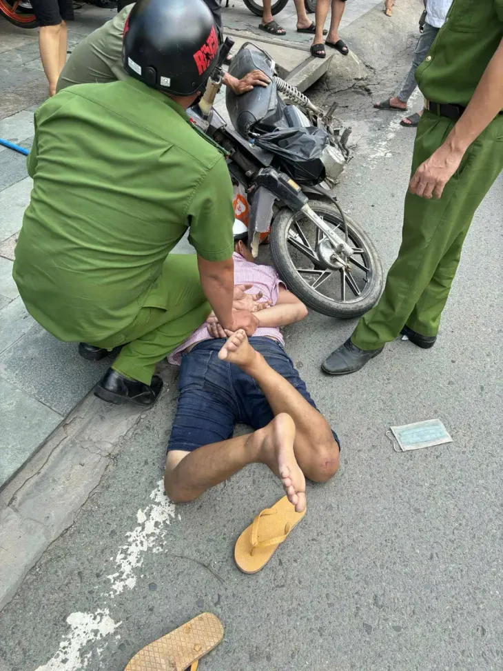 Trộm xe máy giữa ban ngày, bị bắt ngay trên đường bỏ trốn - Ảnh 1.