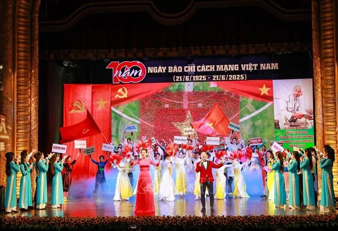 Chương trình nghệ thuật đặc biệt kỷ niệm 100 năm Ngày Báo chí Cách mạng Việt Nam: Mãi mãi tấm lòng son, ngòi bút sắc - Ảnh 1.