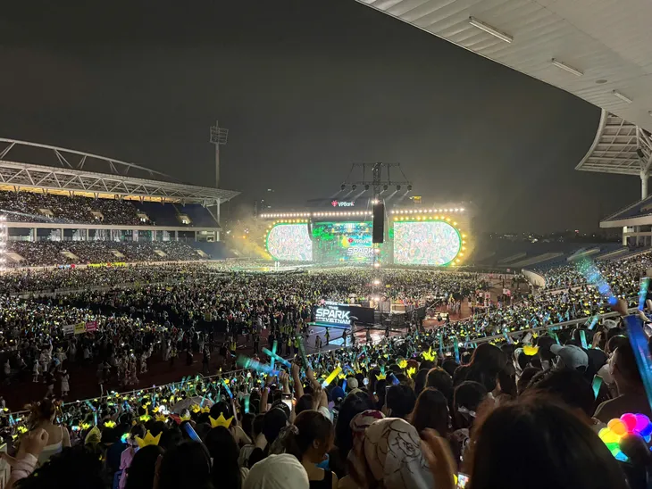 Fan đội mưa kín sân vận động Mỹ Đình, háo hức chờ đợi G-Dragon và dàn sao Hàn Quốc - Ảnh 1.
