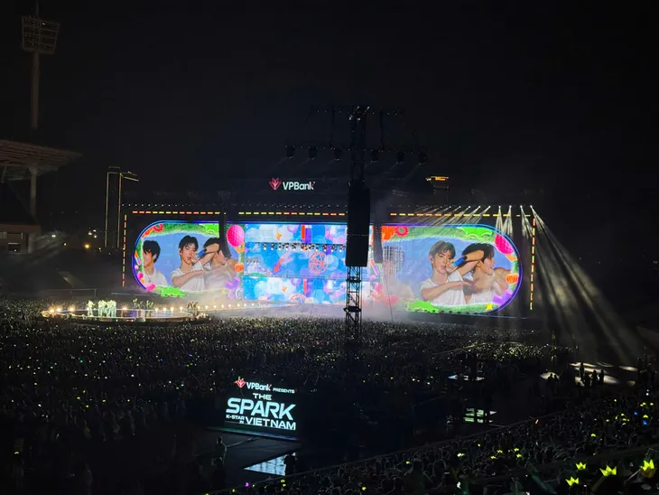 Fan đội mưa kín sân vận động Mỹ Đình, háo hức chờ đợi G-Dragon và dàn sao Hàn Quốc - Ảnh 3.