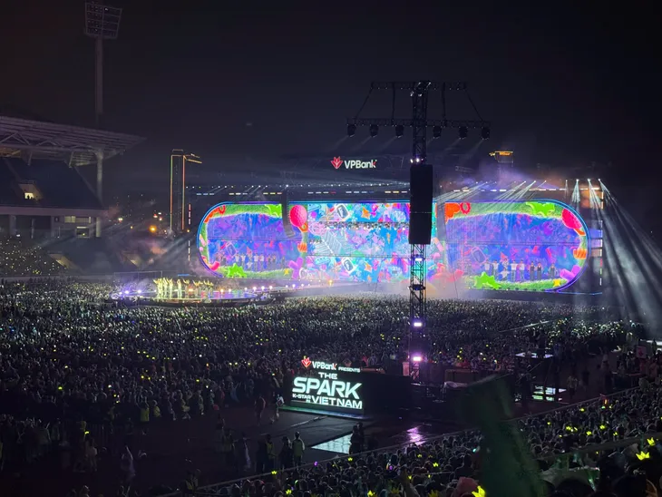 Fan đội mưa kín sân vận động Mỹ Đình, háo hức chờ đợi G-Dragon và dàn sao Hàn Quốc - Ảnh 2.