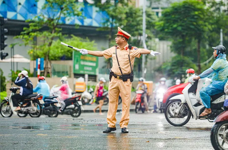 Hà Nội phân làn cứng phương tiện từ 1/7: Đường thông, giao thông bớt "lộn xộn" - Ảnh 1.