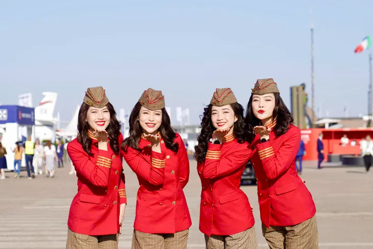 Tiếp viên hàng không Vietjet nổi bật giữa Paris Air Show 2025- Ảnh 1. Tiếp viên hàng không Vietjet nổi bật giữa Paris Air Show 2025 - Ảnh 1.