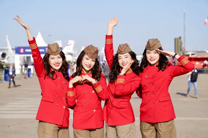Tiếp viên hàng không Vietjet nổi bật giữa Paris Air Show 2025- Ảnh 2. Tiếp viên hàng không Vietjet nổi bật giữa Paris Air Show 2025 - Ảnh 2.