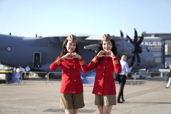 Tiếp viên hàng không Vietjet nổi bật giữa Paris Air Show 2025 - Ảnh 3.