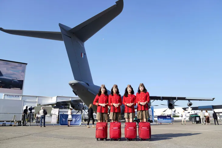 Tiếp viên hàng không Vietjet nổi bật giữa Paris Air Show 2025- Ảnh 4. Tiếp viên hàng không Vietjet nổi bật giữa Paris Air Show 2025 - Ảnh 4.