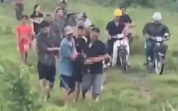Mọi người đưa thi thể em N., về nhà mai táng