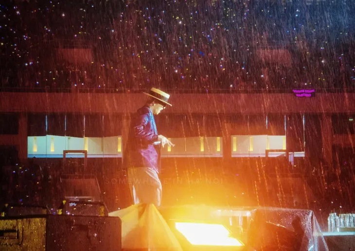 G-Dragon hát dưới mưa trong sự kiện thu hút hàng chục nghìn khán giả ở Hà Nội- Ảnh 1. G-Dragon hát dưới mưa trong sự kiện thu hút hàng chục nghìn khán giả ở Hà Nội- Ảnh 1.