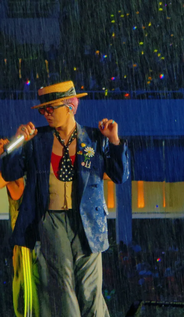 G-Dragon hát dưới mưa trong sự kiện thu hút hàng chục nghìn khán giả ở Hà Nội- Ảnh 3. G-Dragon hát dưới mưa trong sự kiện thu hút hàng chục nghìn khán giả ở Hà Nội- Ảnh 3.