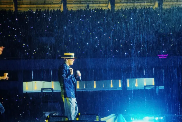 G-Dragon hát dưới mưa trong sự kiện thu hút hàng chục nghìn khán giả ở Hà Nội- Ảnh 2. G-Dragon hát dưới mưa trong sự kiện thu hút hàng chục nghìn khán giả ở Hà Nội- Ảnh 2.