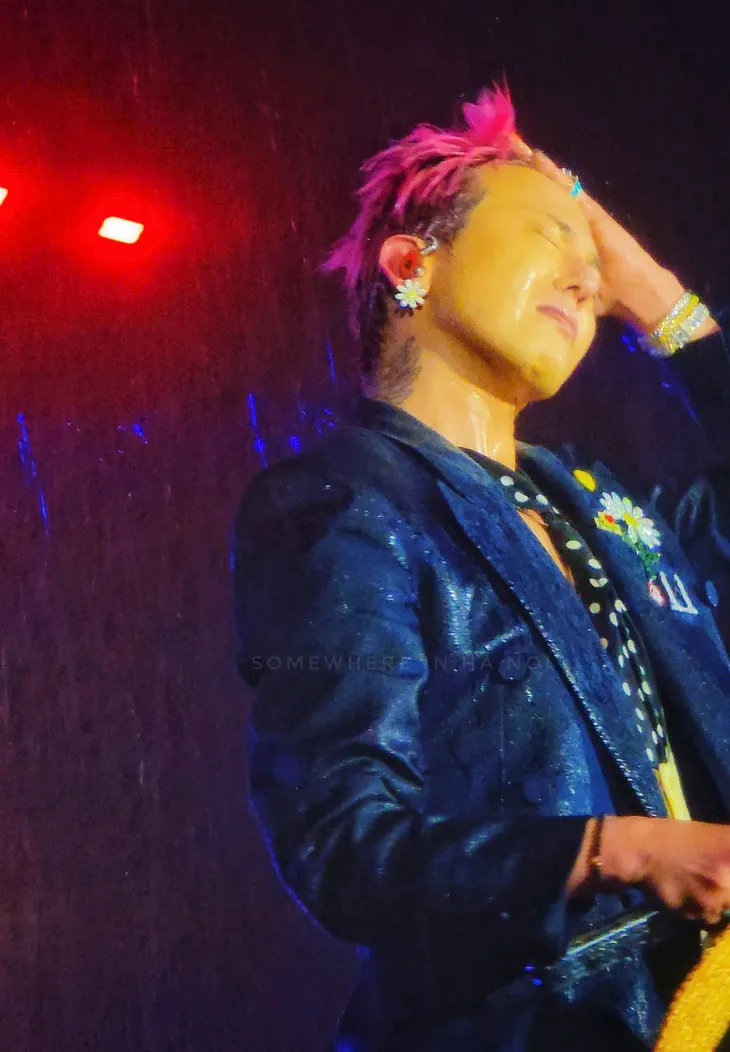 G-Dragon hát dưới mưa trong sự kiện thu hút hàng chục nghìn khán giả ở Hà Nội- Ảnh 4. G-Dragon hát dưới mưa trong sự kiện thu hút hàng chục nghìn khán giả ở Hà Nội- Ảnh 4.