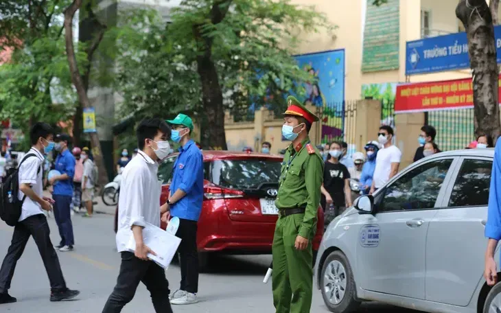 Hôm nay (25/6), thí sinh làm thủ tục dự thi tốt nghiệp THPT 2025- Ảnh 1. Hôm nay (25/6), thí sinh làm thủ tục dự thi tốt nghiệp THPT 2025- Ảnh 1.