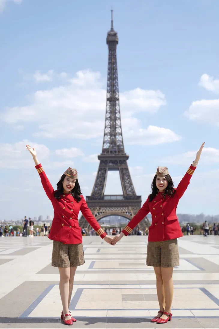 Tiếp viên hàng không Vietjet nổi bật giữa Paris Air Show 2025 - Ảnh 8.