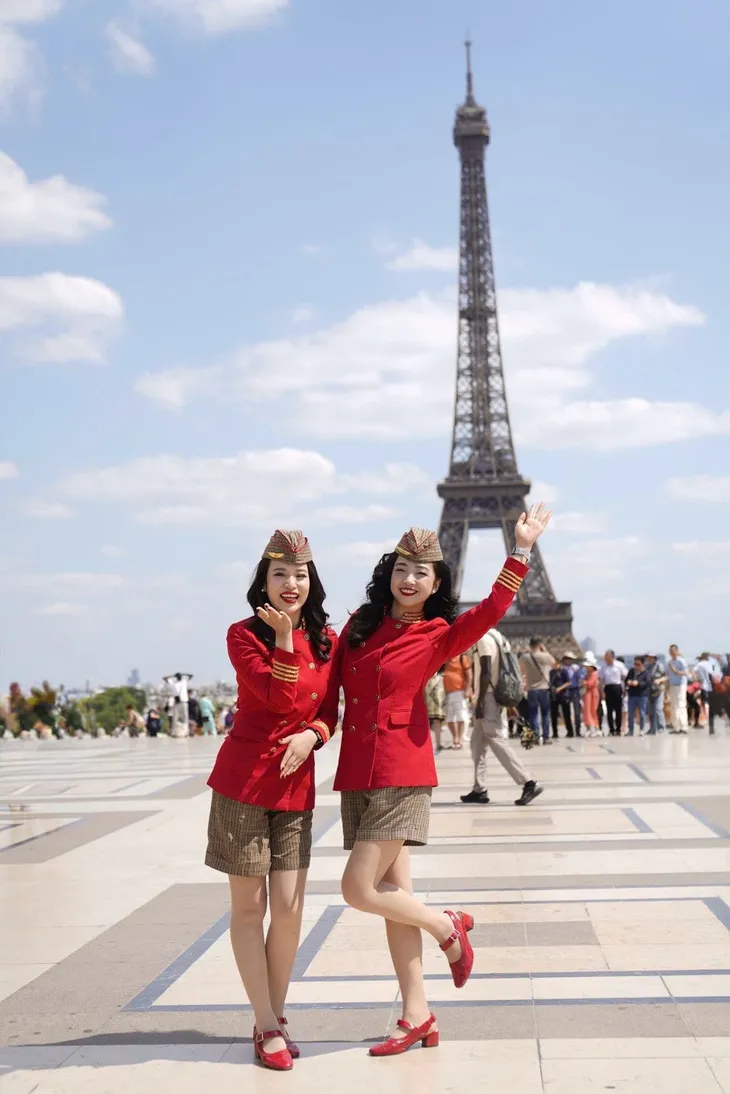 Tiếp viên hàng không Vietjet nổi bật giữa Paris Air Show 2025 - Ảnh 9.
