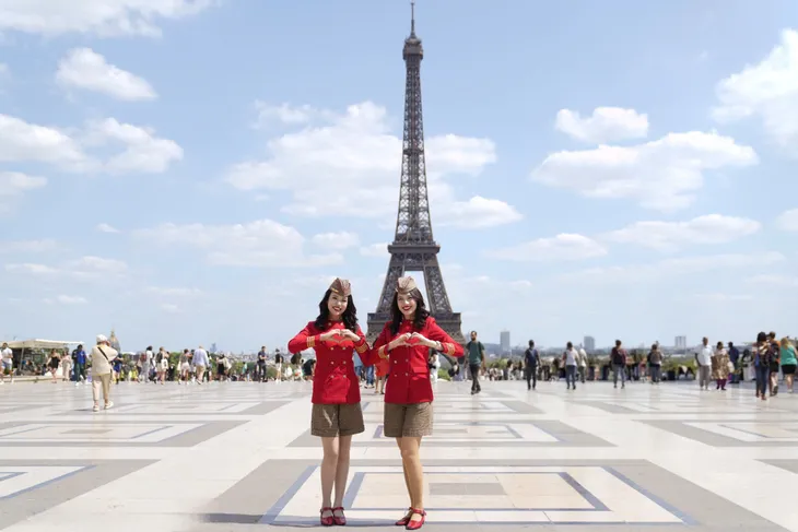 Tiếp viên hàng không Vietjet nổi bật giữa Paris Air Show 2025 - Ảnh 10.