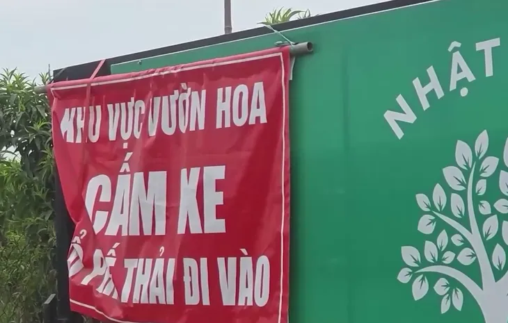 Báo động tình trạng đổ phế thải lấp sông Hồng, đe dọa an toàn đê điều - Ảnh 2.