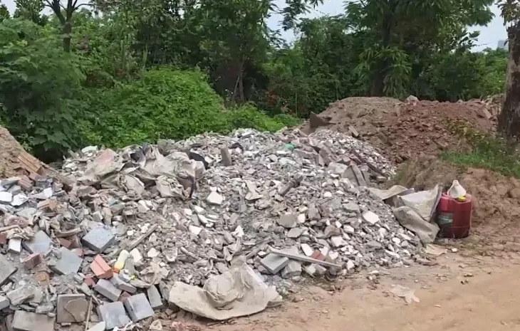 Báo động tình trạng đổ phế thải lấp sông Hồng, đe dọa an toàn đê điều - Ảnh 1.