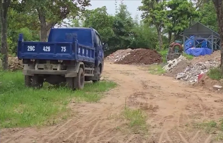Báo động tình trạng đổ phế thải lấp sông Hồng, đe dọa an toàn đê điều - Ảnh 3.