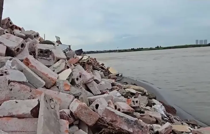 Báo động tình trạng đổ phế thải lấp sông Hồng, đe dọa an toàn đê điều - Ảnh 4.