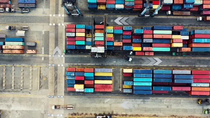 Phụ phí bốc dỡ container tăng gần 50% sau một thập kỷ - Ảnh 1.