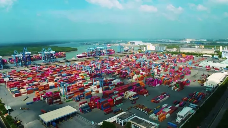 Phụ phí bốc dỡ container tăng gần 50% sau một thập kỷ - Ảnh 2.