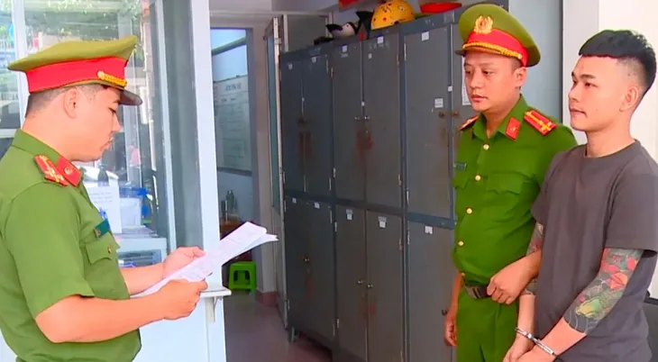 Tới bệnh viện cấp cứu, nam thanh niên gây náo loạn rồi bị tạm giữ - Ảnh 1.