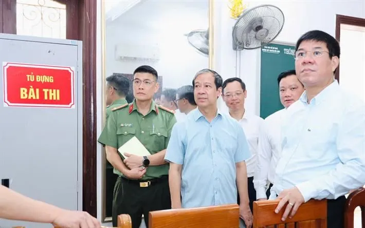 Bộ trưởng Nguyễn Kim Sơn kiểm tra tại điểm thi tại Trường THPT Nguyễn Đức Cảnh (Thái Bình) Bộ trưởng Nguyễn Kim Sơn kiểm tra tại điểm thi tại Trường THPT Nguyễn Đức Cảnh (Thái Bình)