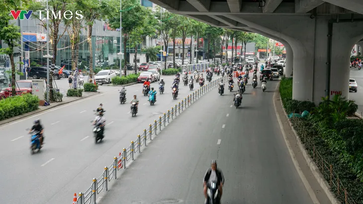 Giao thông trên hai tuyến đường Võ Chí Công và Phạm Văn Đồng thông thoáng ngày đầu tuần - Ảnh 16.