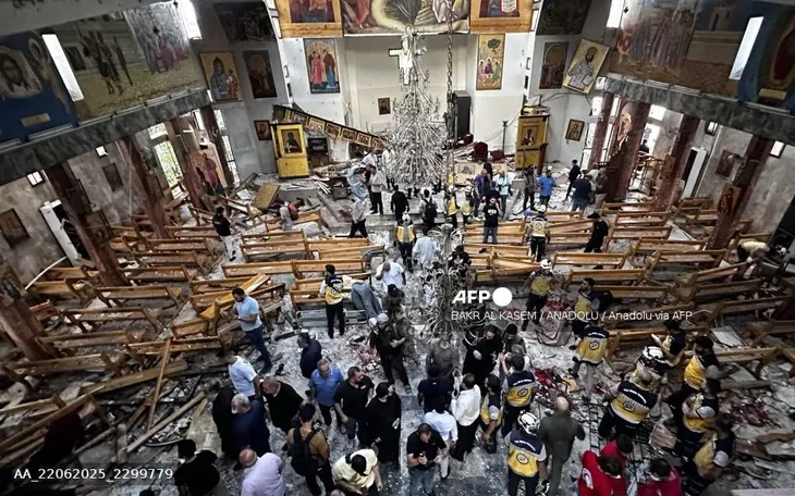 Cảnh tượng tan hoang sau vụ tấn công khủng bố tại nhà thờ EliasThánh Elias, khu phố Dweila, thủ đô Damascus, Syria, ngày 22/6/2025 (Ảnh: AFP) Cảnh tượng tan hoang sau vụ tấn công khủng bố tại nhà thờ EliasThánh Elias, khu phố Dweila, thủ đô Damascus, Syria, ngày 22/6/2025 (Ảnh: AFP)