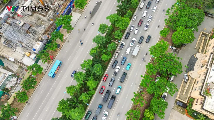 Giao thông trên hai tuyến đường Võ Chí Công và Phạm Văn Đồng thông thoáng ngày đầu tuần - Ảnh 5.