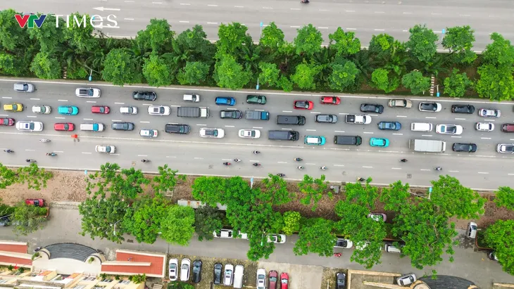 Giao thông trên hai tuyến đường Võ Chí Công và Phạm Văn Đồng thông thoáng ngày đầu tuần - Ảnh 6.
